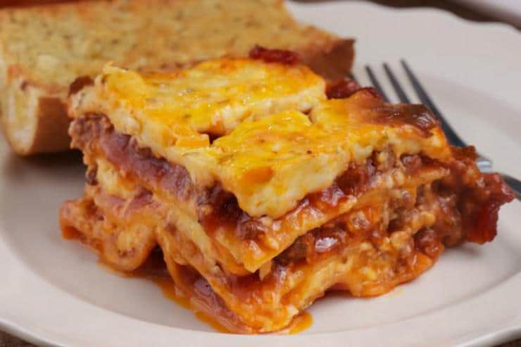 Easy Lasagna With Cheesy Garlic Bread