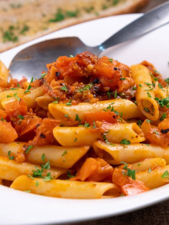 How to Make Garlic Tomato Pasta With White Wine Sauce